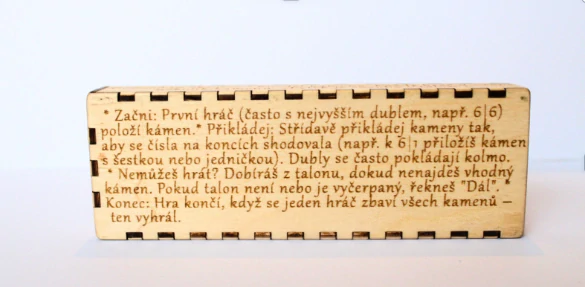 Lakované dřevěné domino z překližky