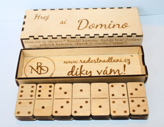 Lakované dřevěné domino z překližky