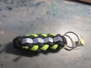  Klíčekna - Paracord a matičky černo zelené